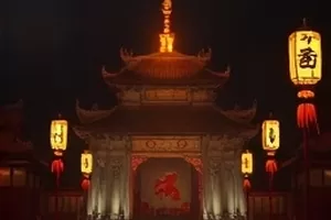 《千叶回声》剧照：山谷中层层叠叠的树影，一道声音的波纹从谷底扩散开来