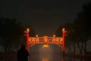 《老巷音轨》封面小图：老巷石板路上残留着雨后水痕与广播喇叭